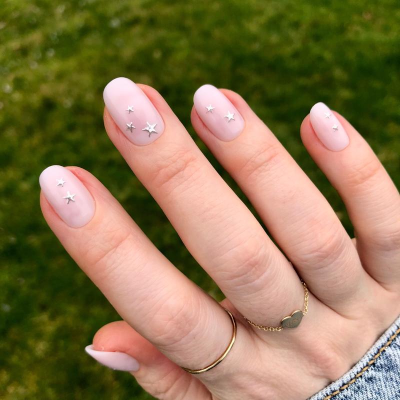 Soft Silver Foil Stars - Press-On nails | Short | Round